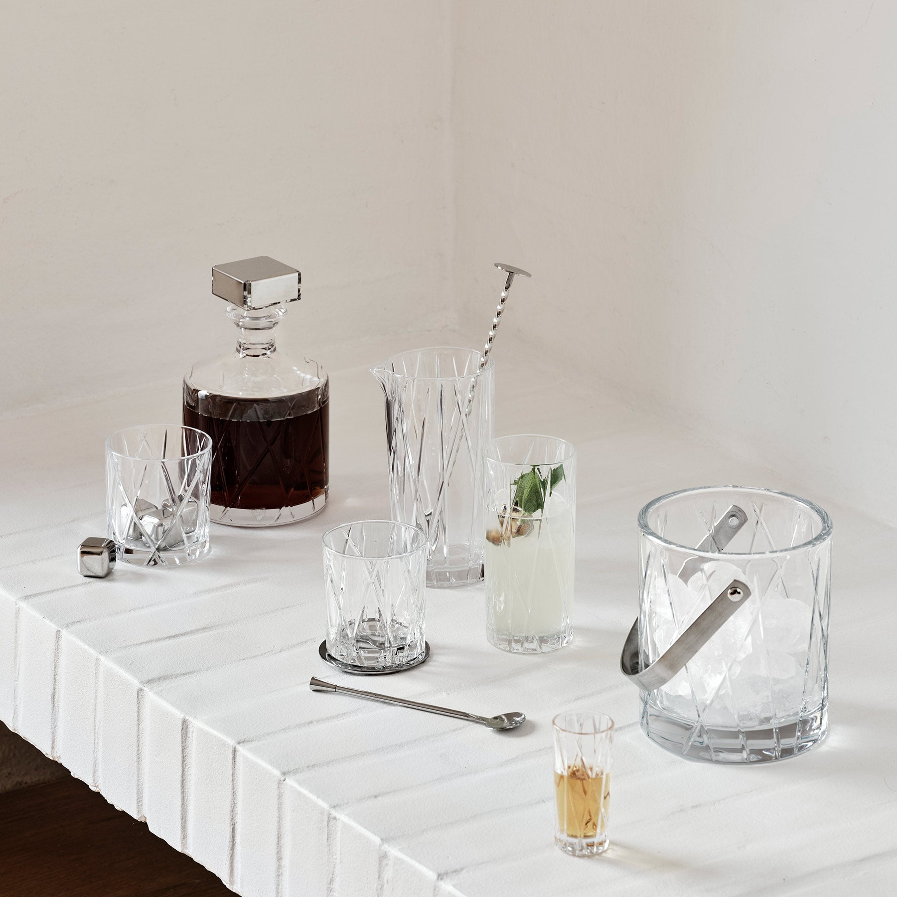 Alcohol decanter and glasses on a marble surface
