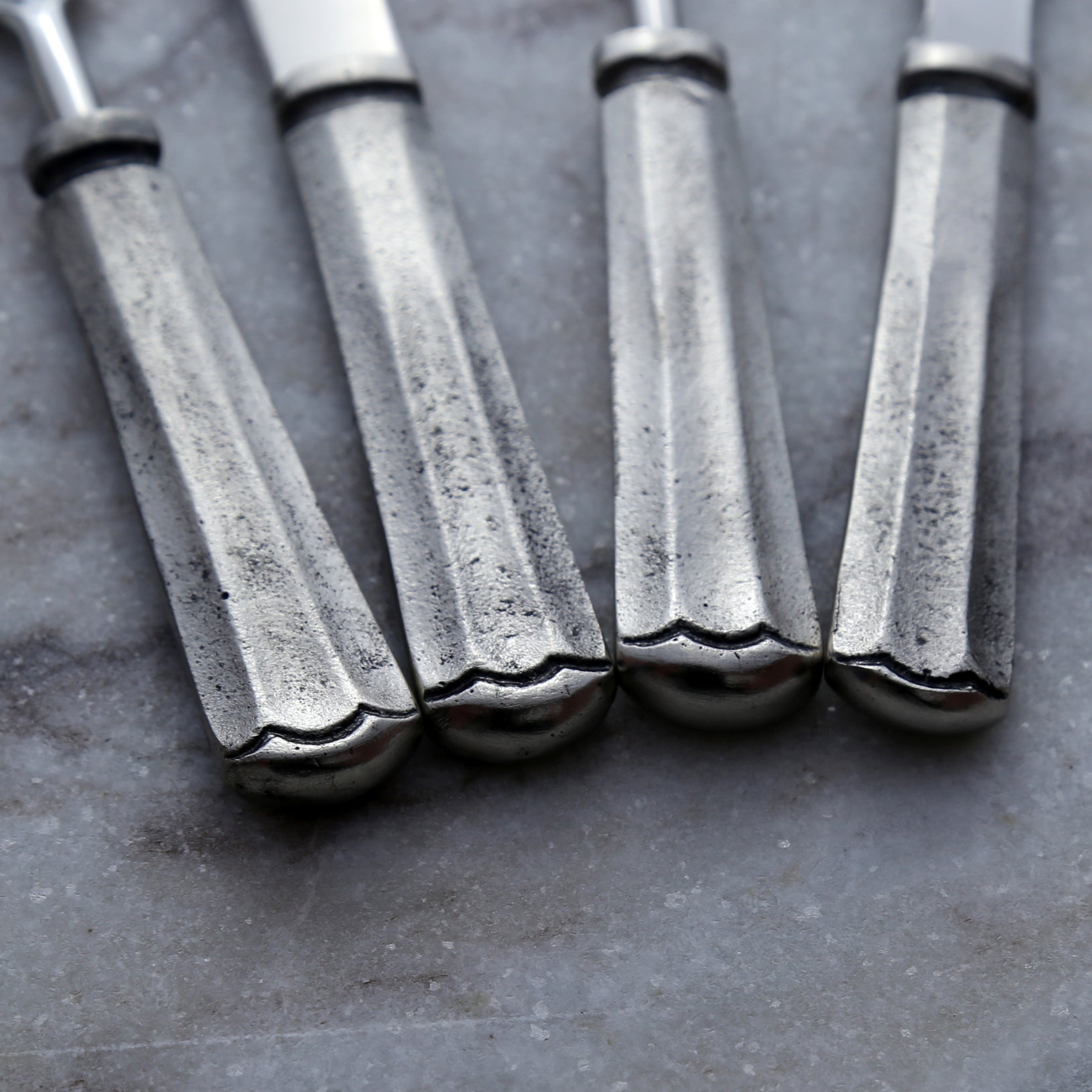 Ensemble 4 pièces de tartineur et fourchette à fromage antique Maharaja en argent.
