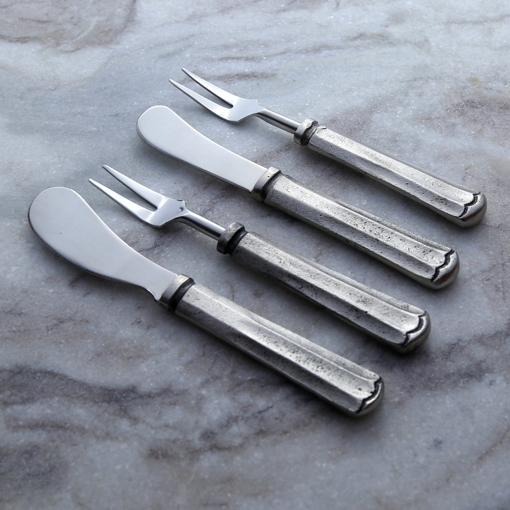 Ensemble 4 pièces de tartineur et fourchette à fromage antique Maharaja en argent.