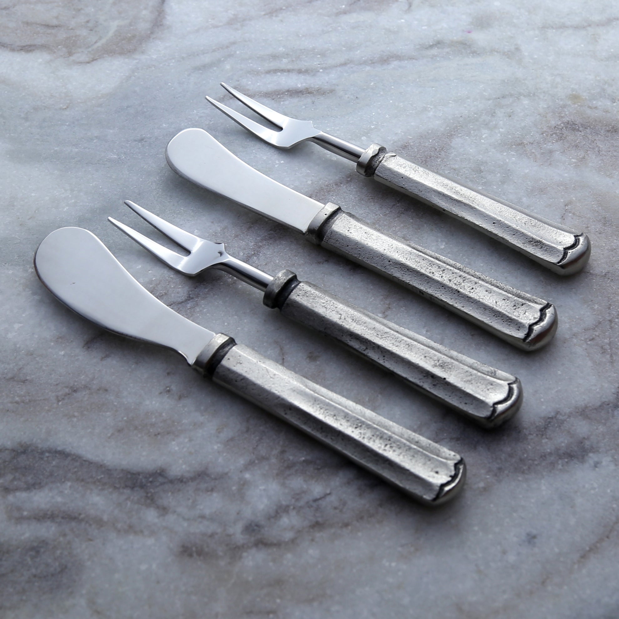 Ensemble 4 pièces de tartineur et fourchette à fromage antique Maharaja en argent.